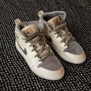 Air Jordan Kids High-Top dunks in Gray and Cream